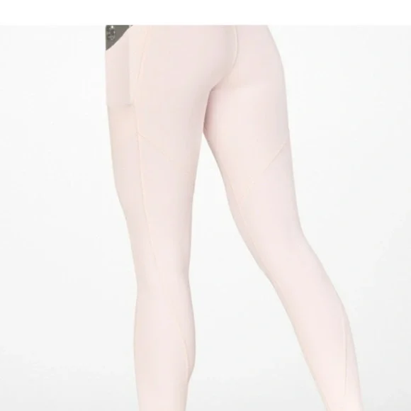 Mila High-Waisted pocket capri - Picture 2 of 5